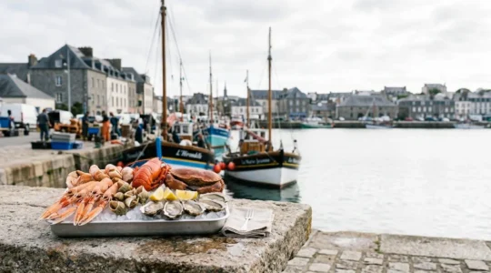 Plateau de fruits de mer généreux dressé pour quatre personnes avec vue sur le port de Brest